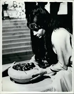 Cleo: Elizabeth Taylor as Cleopatra preparing for death scene