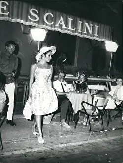 Navona: Elizabeth Taylor leaving restaurant, Piazza Navona, Rome