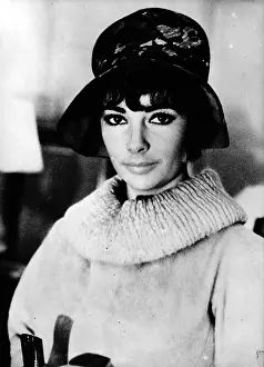 Eyelashes: Elizabeth Taylor in a stylish hat