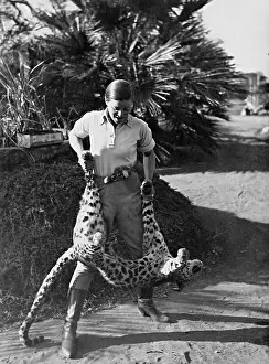 Beinhorn: Elly Beinhorn with a leopard