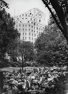 Parkway: Embankment Gardens in London - Behind