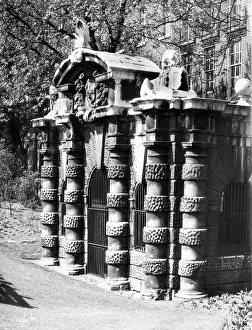 Gatehouses: EMBANKMENT WATER GATE