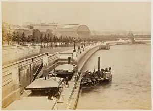 Looming: EMBANKMENT WESTMINSTER