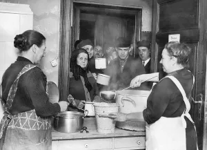Pfennig: Emergency kitchen in Oberschoneweide, 1930