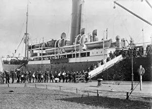 Harbors: Emigrant ship in Hamburg