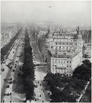 Balloonist: Emile Dubonnet passing over Paris 1901