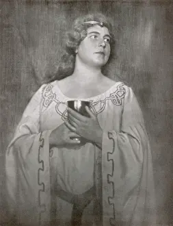 Tristan: Emmy Streng as Isolde