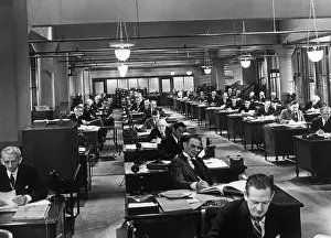 Moviestill: Employees at the desk, 1930s