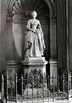 Empresses: Empress Elisabeth-statue at Westbahnhof in Vienna
