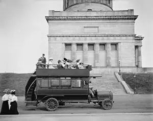Grants: Enclosed tourist bus with open rooftop seating