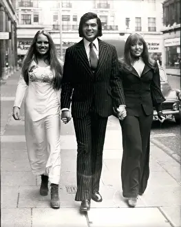 Engelbert: Engelbert Humperdinck with Young Generation dancers