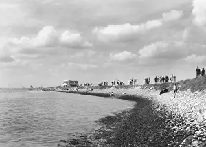 Encircles: ENGLAND/CANVEY ISLAND