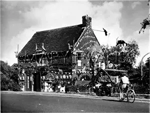 Woodcarver: ENGLAND/WOOLMER GREEN