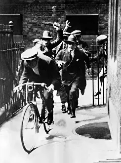 Scabs: English General Strike. A crowd of strikers ?