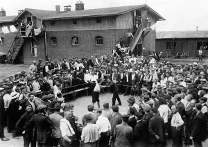 Confinement: English internees at a boxing contest, 1915