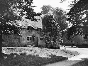 Enstone: ENGLISH THATCHED COTTAGE
