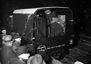 Commissions: English troops secure the transport of ballot