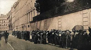 Beseiged: Enquirers at the British Consulate, Paris at outbreak of WW1