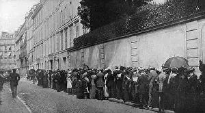 Queuing: Enquirers at the British Consulate, Paris at outbreak of WW1