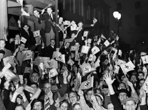 Enthusiastically: Enthusiasm on the Wilhelmsplatz, 1938