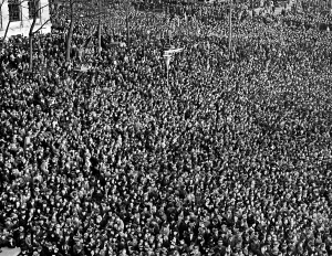 Gruss: Enthusiastic crowd in front of the Ministry of Propagnda in