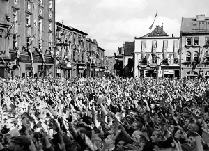 Cheers: Enthusiastic people in Jaegerndorf, 1938