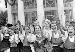 Cheerfully: Enthusiastic population in Cheb, 1938