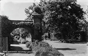 Guildford: Entrance to Abbotswood