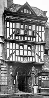 Barts: Entrance to St Bartholomews Hospital in Smithfield, London
