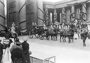 Pariser: Entry of Queen Luise through Brandenburg Gate, 1912