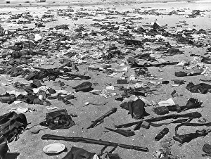 Evacuate: Equipment of the British Army on the beach at Dunkirk, 1940