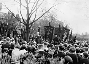 Thaelmann: Ernst Thaelmann at a funeral ceremony, 1929