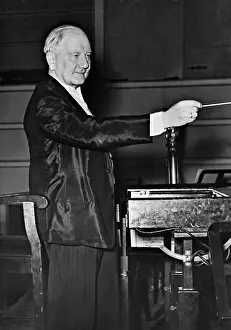 Erno: Ernst von Dohnanyi conducts an orchestra, 1940