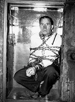 Astonishing: Escape artist Don Alfonso gets out of chains and handcuffs
