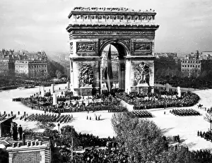 Sometime: EV1944 - The Arc de Triomphe during an Armistice ?