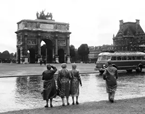 Locales: EV1976 - Tourists viewing the Arc de Triophe ?