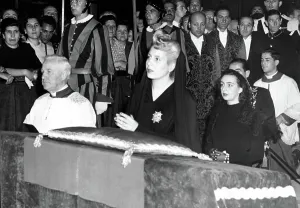 Cvpl: EVA PERON kneels in prayer at the main altar ?