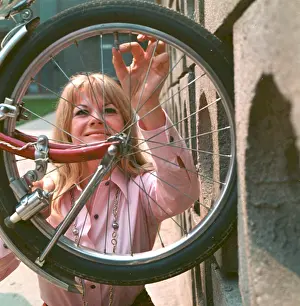 Hampl: Eva Pilarova - pop singer - bicycle