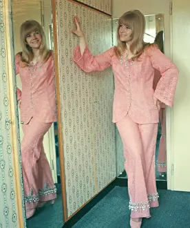 Hampl: Eva Pilarova - pop singer - mirror