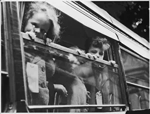 Tots: EVACUEES ON A TRAIN