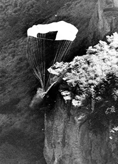 Evel: Evel Knievel's skycycle hits the side ?