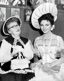 Nesbit: Evelyn Nesbit (left), visiting the movie ?
