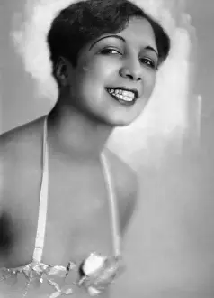 Evelyne: Evelyne Deve, 1928