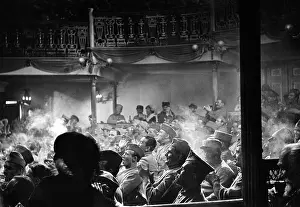 Spirits: Evening entertainment during the war
