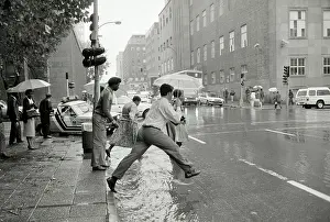 Oosterbroek: Everyday life in the city. Leaping across puddles