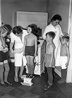 Weigh: Examination of children, 1943