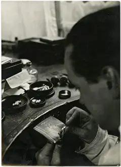 Grading: EXAMINING PEARLS 1930S