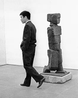 20er: Exhibition visitors in front of a plastic Wotruba