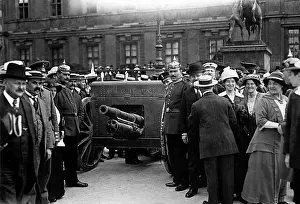 Gathers: Exhibition of war loot, 1914
