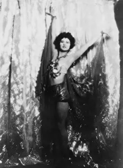 Shimmering: Exotic dancing woman